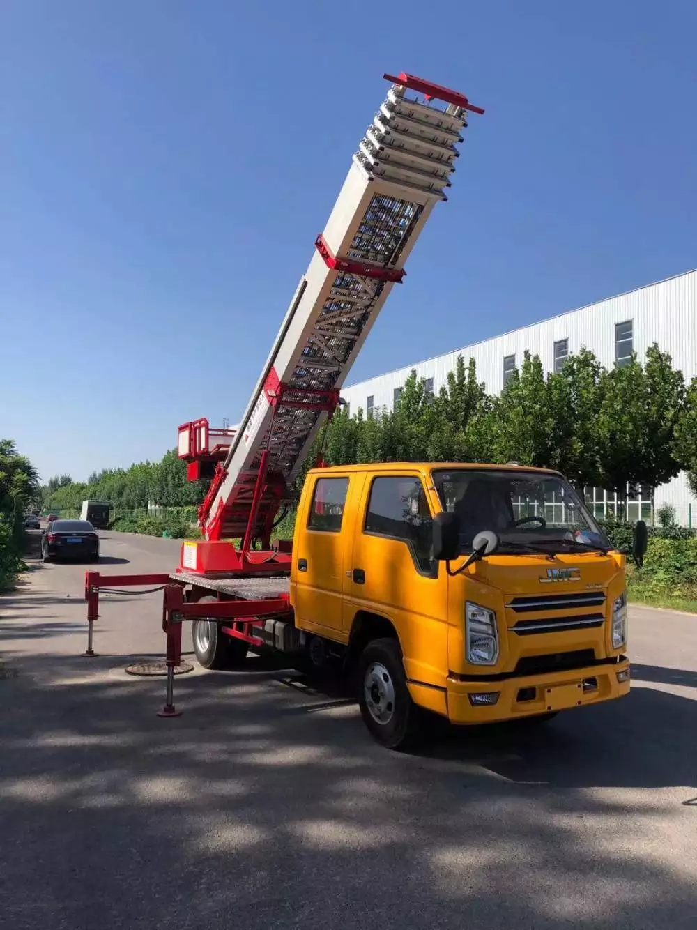德清县附近的云梯车出租服务：轻松解决高空作业需求